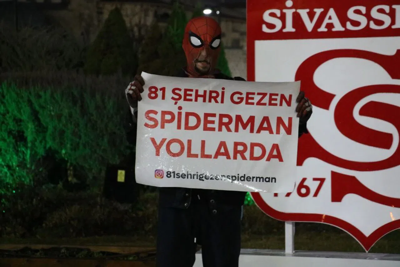 Süper kahraman da Sivas'ın ayazına yenildi