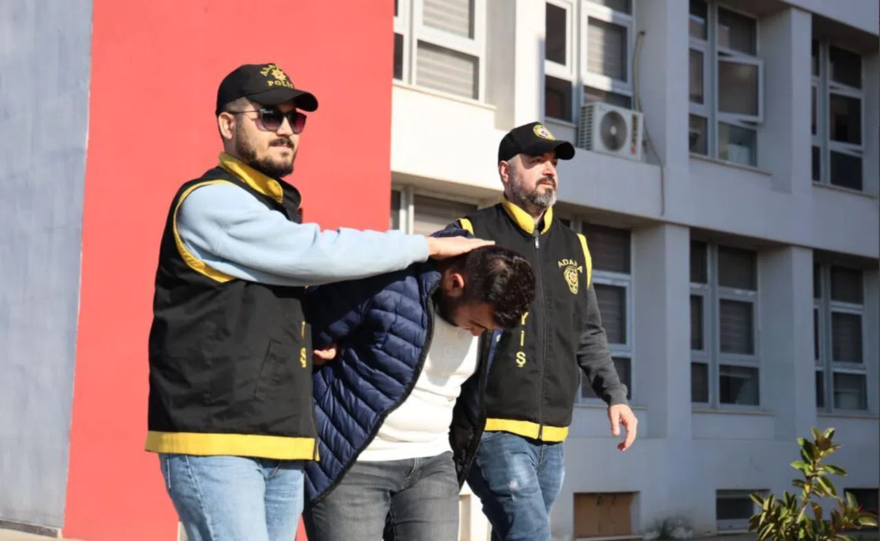 Taksinin bagajından hafif makineli tüfek ve 2 ruhsatsız silah çıktı