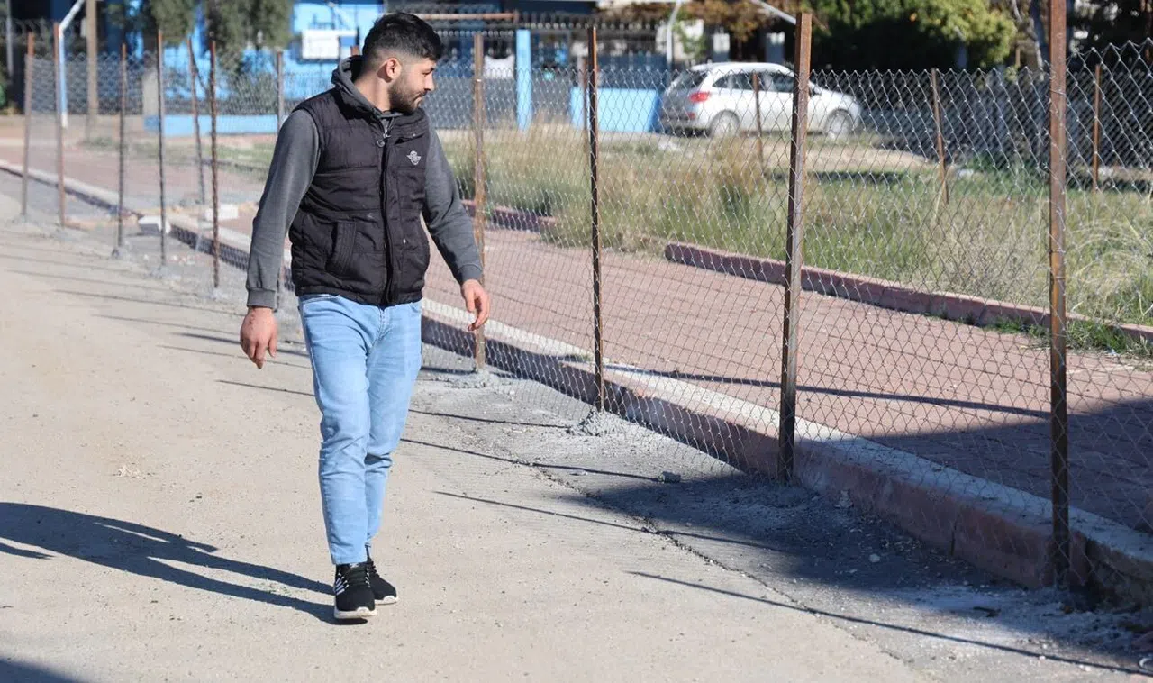 'Tapulu arazim' deyip kaldırımı telle çevirdi