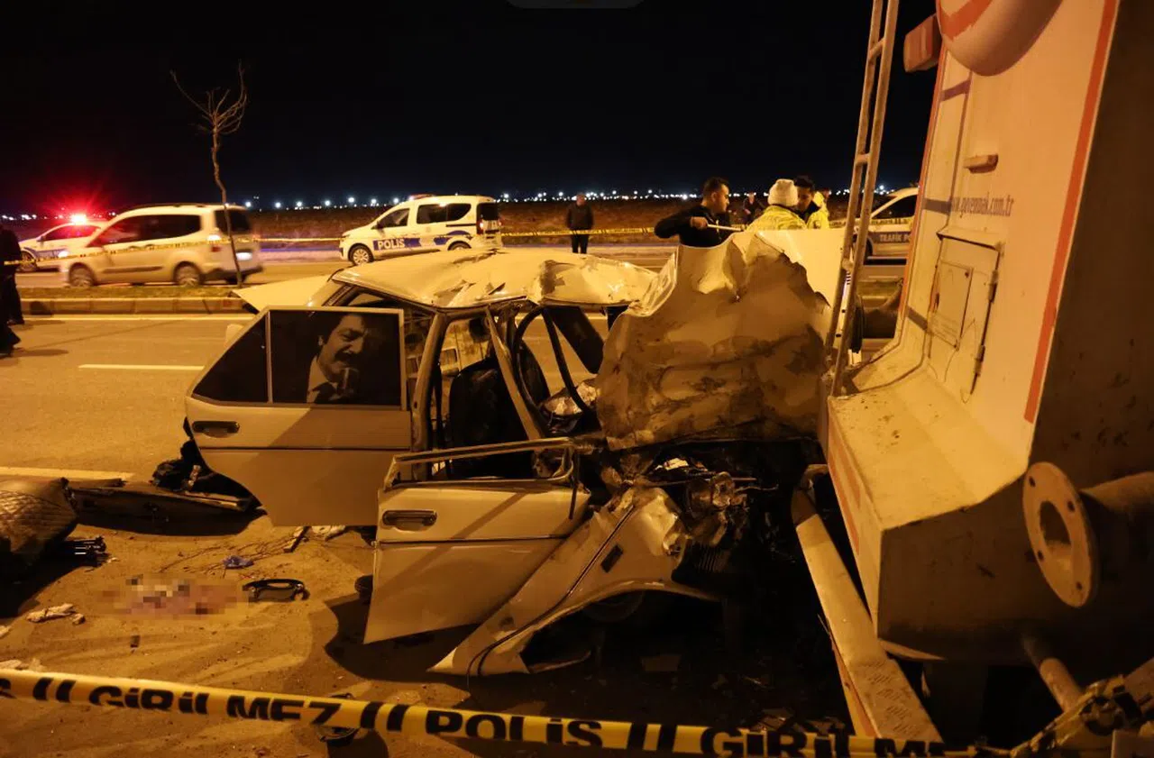 Tıra arkadan çarpan otomobil kağıt gibi parçalandı: 1 ölü, 4 yaralı
