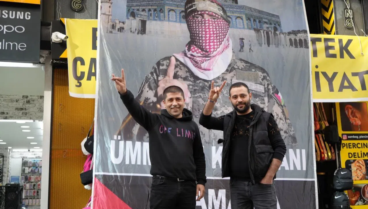 Ümit Özdağ’a Ebu Ubeyde posterli tepki
