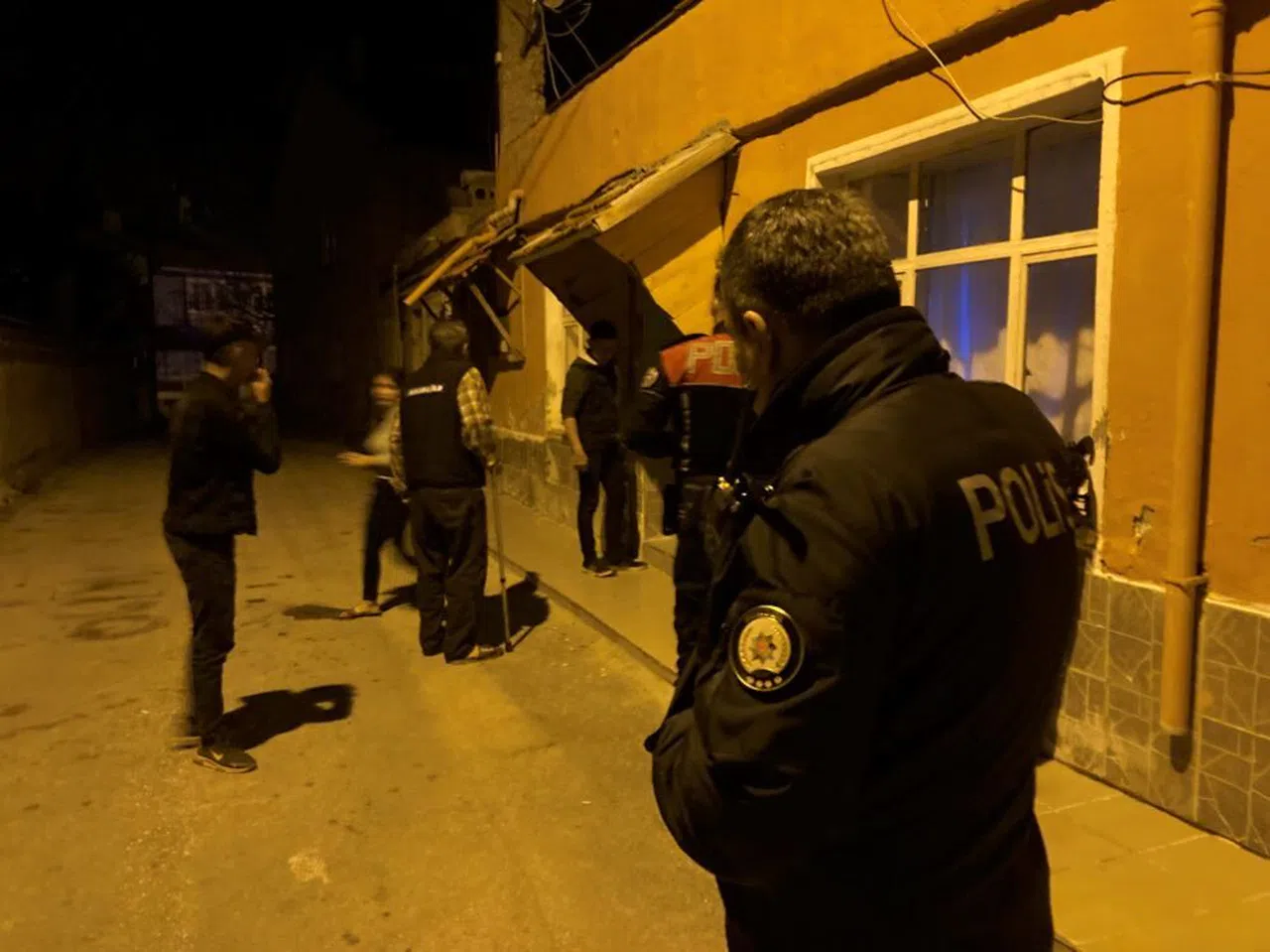 Üvey babasını bıçakla yaraladı
