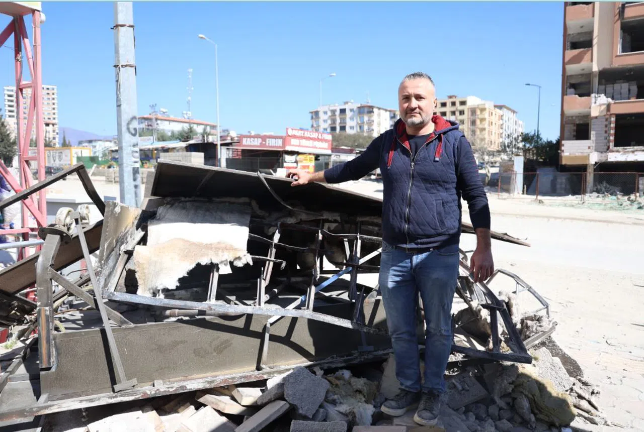 Vinçle hasarlı binadan çıkarılan fırın yere çakıldı