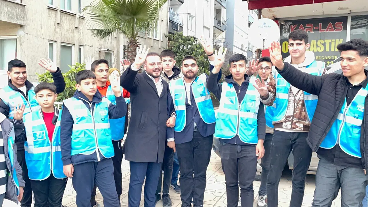 Sürücülere hurma ve su dağıttılar
