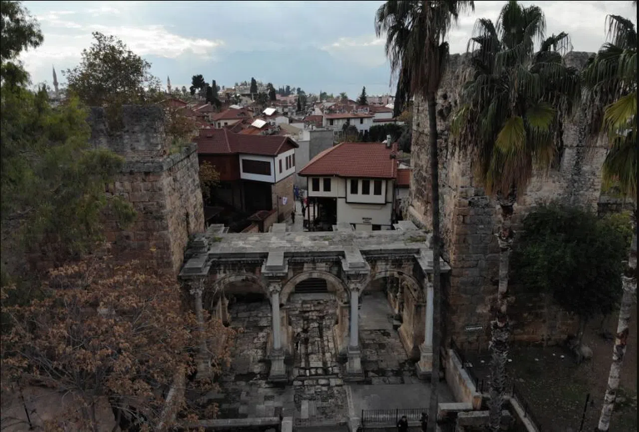 Yapının ömrü uzatılıp orijinal taş rengi ortaya çıkartılacak