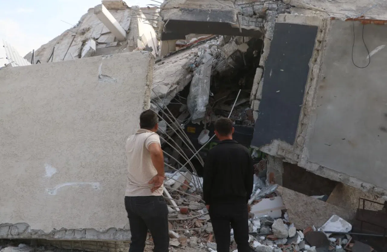Yıkım esnasında bina çöktü! Operatör ölümden döndü