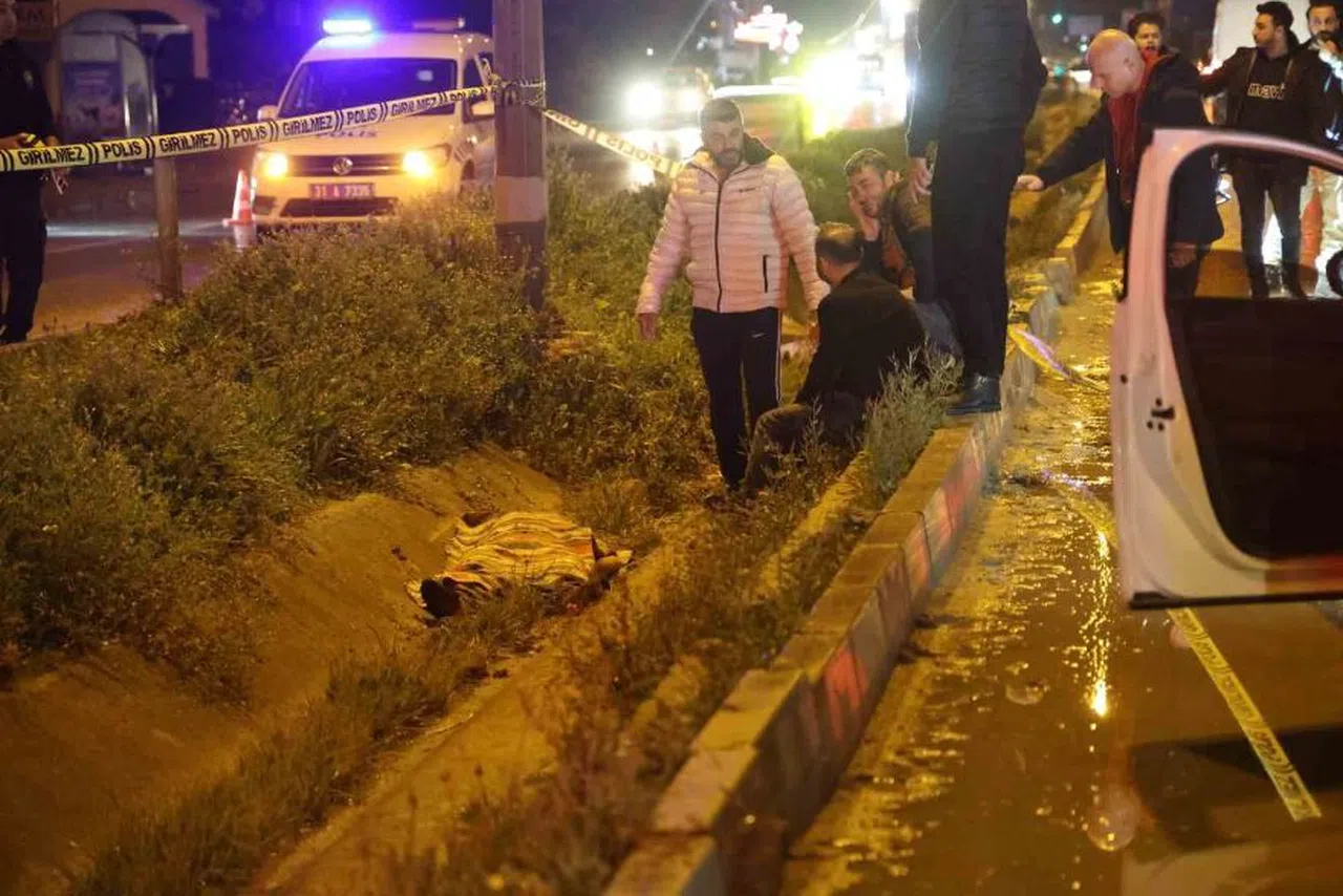 Yolun karşısına geçmek isteyen 2 kişiye otomobil çarptı