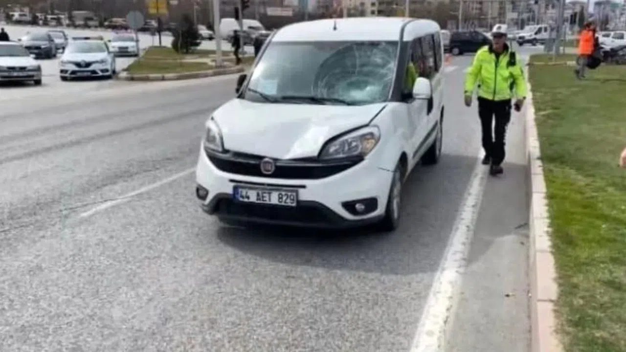 Yolun karşısına geçmeye çalışırken otomobilin çarptığı yaşlı adam öldü  