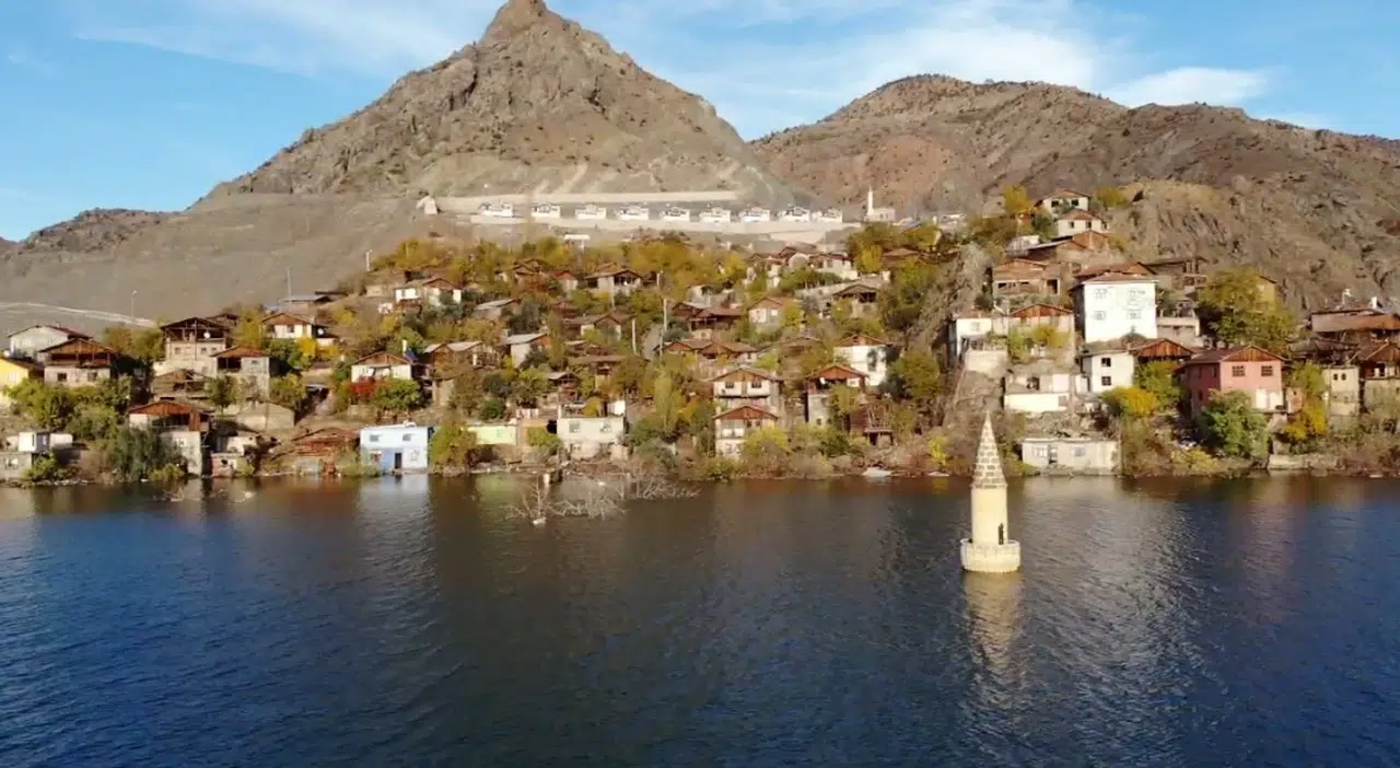 Yusufeli Barajı'nda son köy de sular altında kalıyor