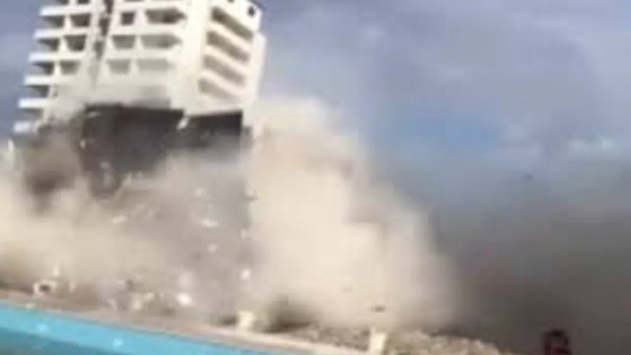 13 katlı bina iş makinesinin darbesiyle yerle bir oldu