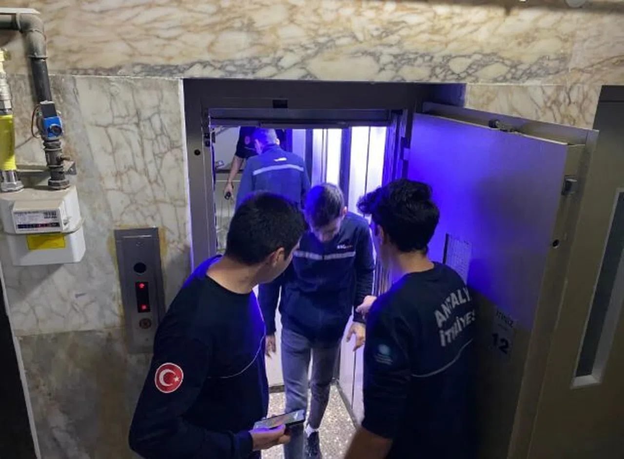 14 katlı binanın asansöründe mahsur kalan kuryeyi itfaiye kurtardı
