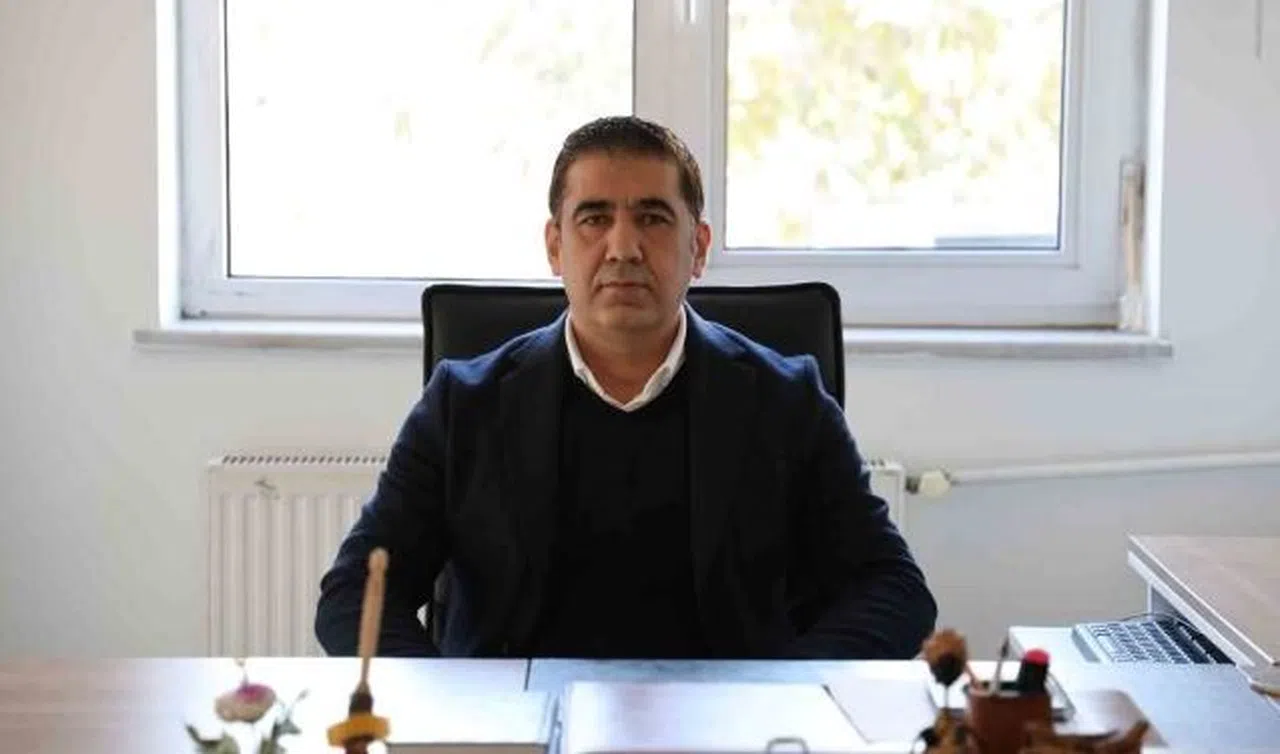 14 saat enkazda kalan öğretmen aynı yerde görevine devam ediyor