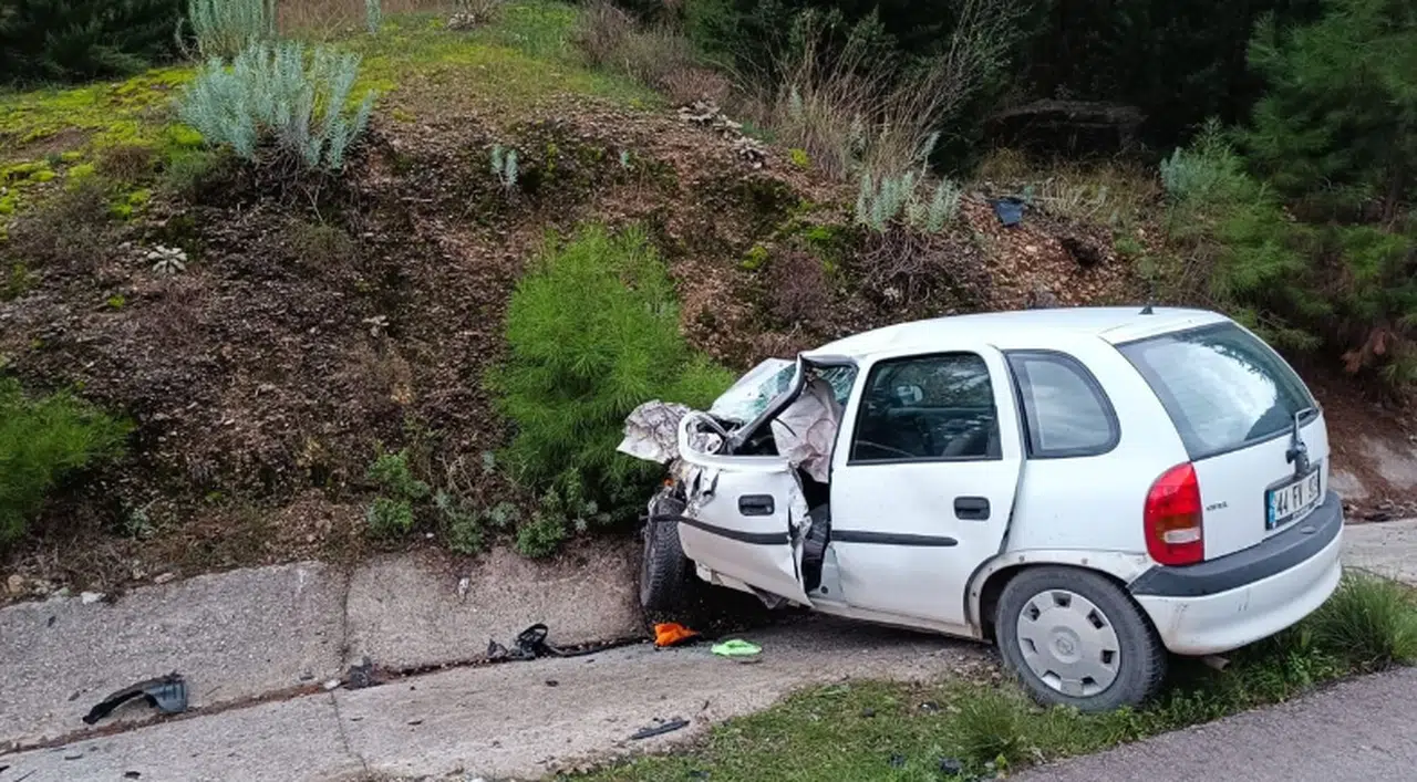 2 otomobil ve tır çarpıştı: 1 yaralı