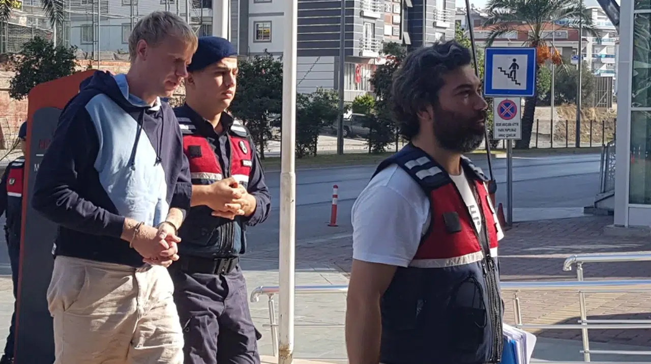 35 bin erosu gasp edildikten sonra 2 şüpheliyi aracıyla çarparak öldüren Ukraynalı turist tutuklandı
