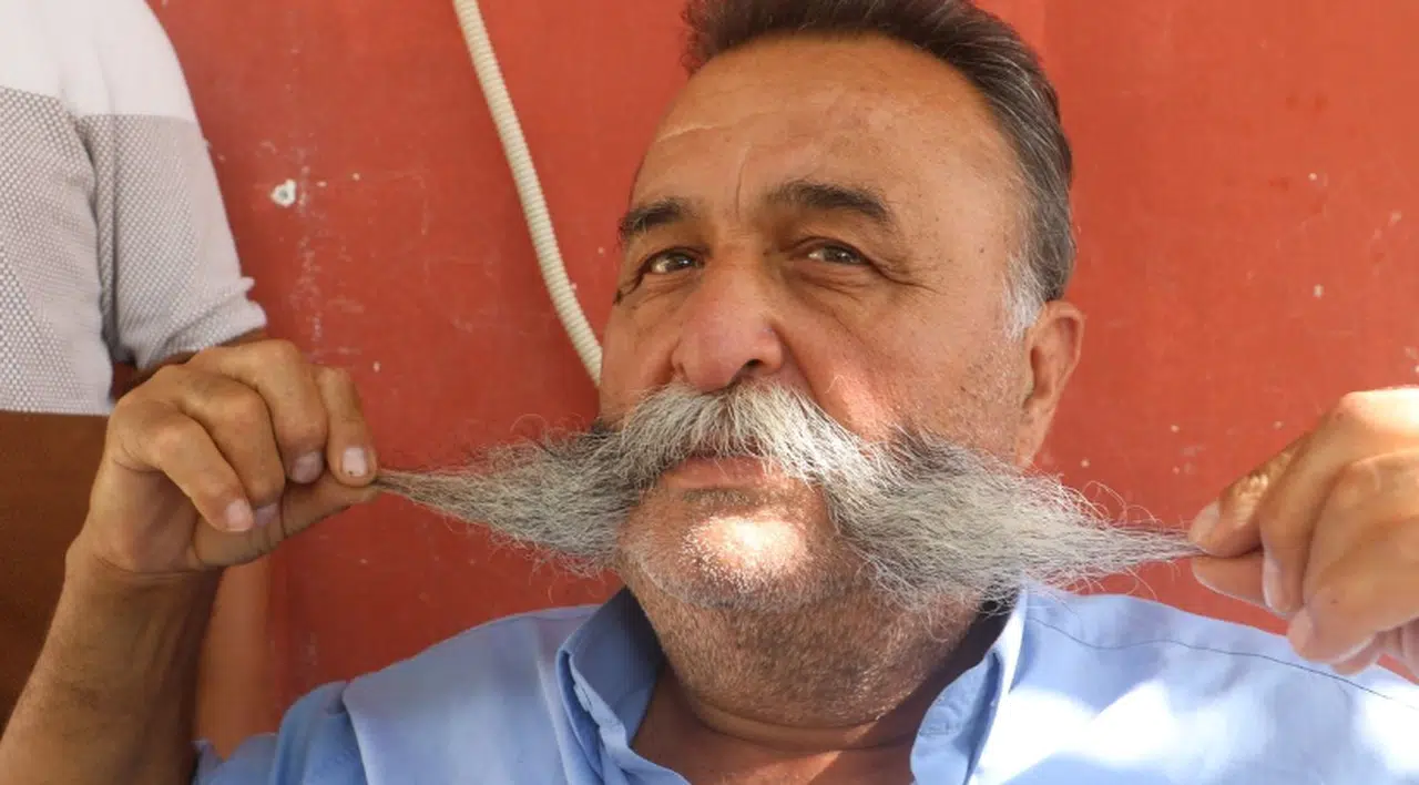 40 santimlik bıyığıyla tanınan adam!