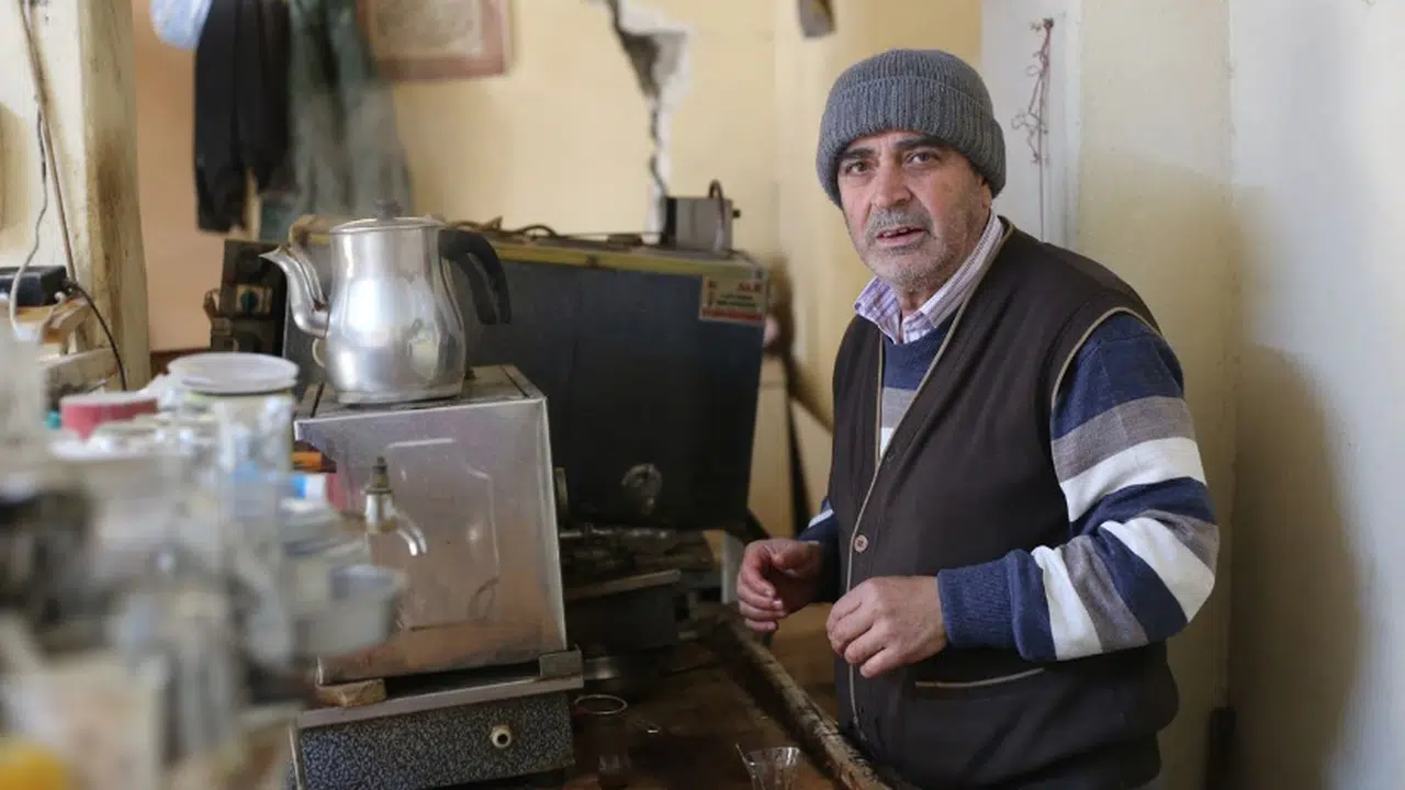 45 yıllık çaycı, depremde kaybettiği arkadaşlarını notlarında yaşatıyor