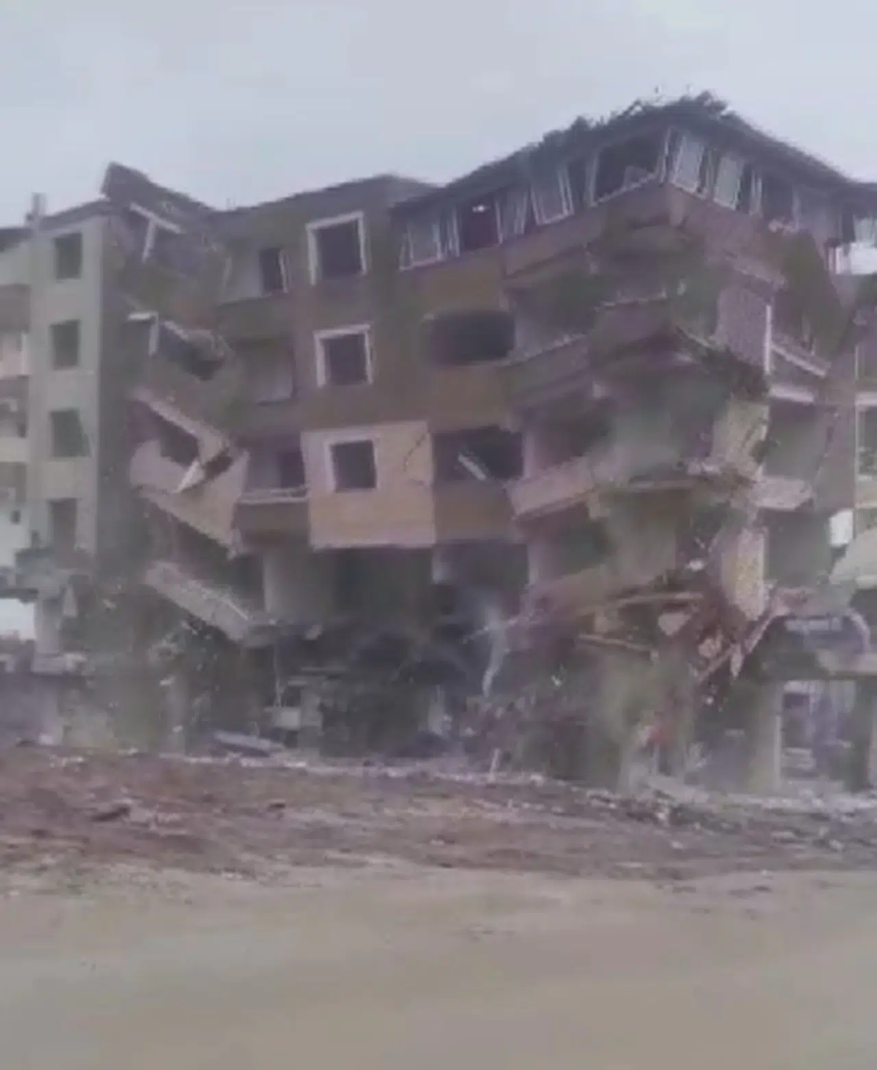 6 katlı binanın yerle bir olduğu anlar kamerada