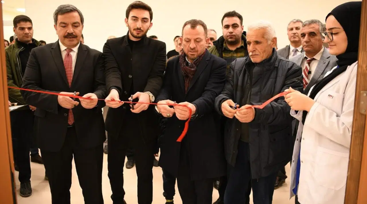 6 Şubat depremlerinde vefat eden personel ve öğrencilerin isimleri laboratuvarlara verildi