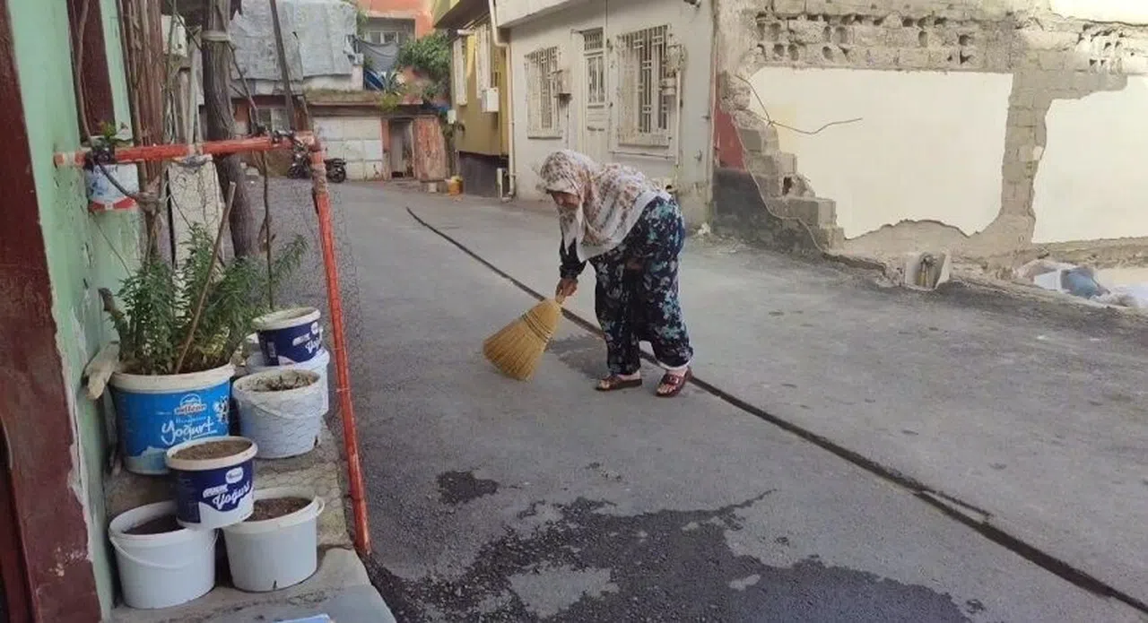Kahramanmaraş'ta 83 Yaşındaki Fatma Teyze Örnek Bir Çevre Temizliği Yapıyor