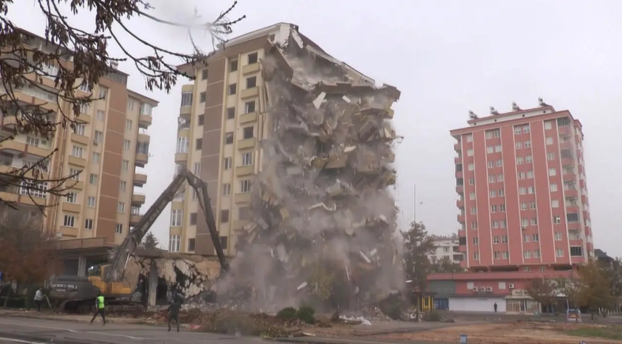9 katlı Güneş Apartmanı saniyeler içerisinde yıkıldı