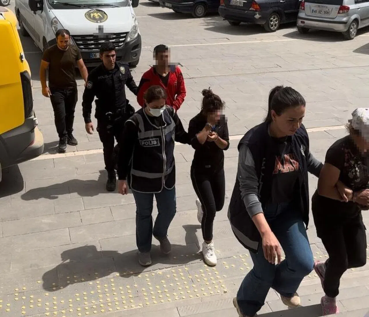 Hasarlı binalarda hırsızlık yapan 4 şahıs yakalandı
