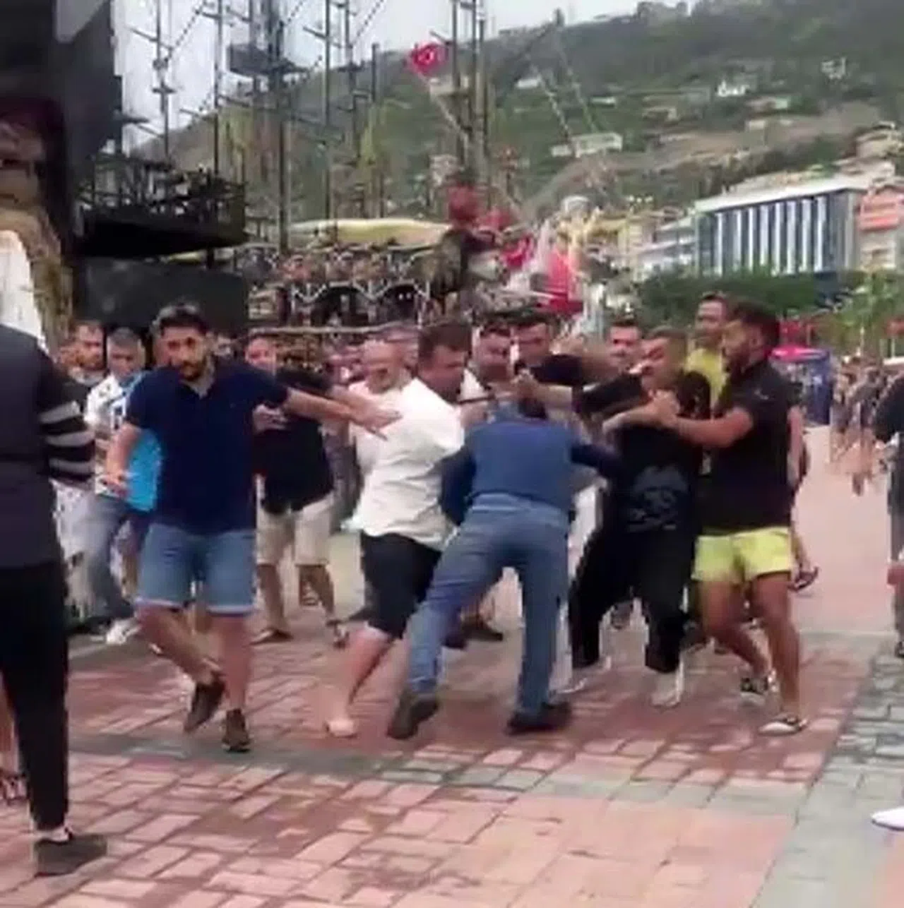 Ağabeyinin karıştığı kavgayı ayırmak isteyen vatandaş darp edildi