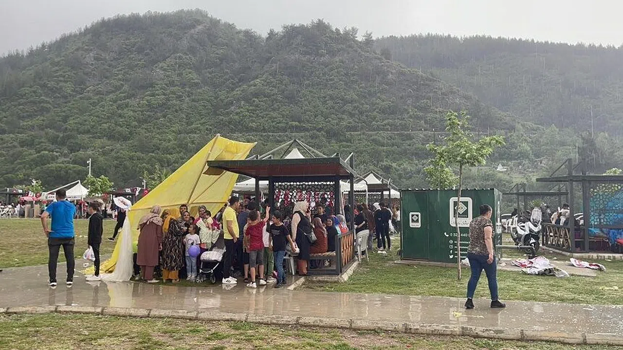 Uçurtma şenliğinde 6 metrelik dev uçurtma ilgi gördü