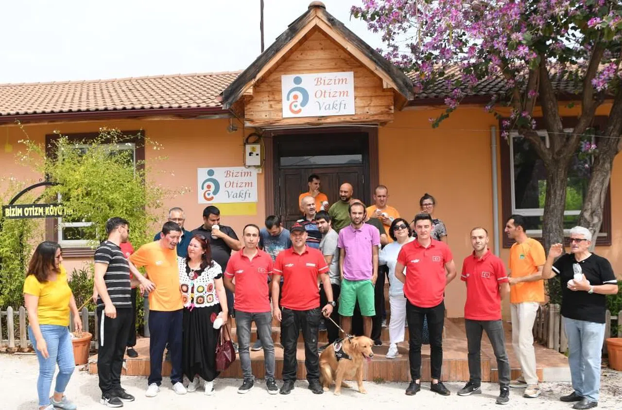 Özel öğrencilere, kurtarma köpeği eşliğinde terapi
