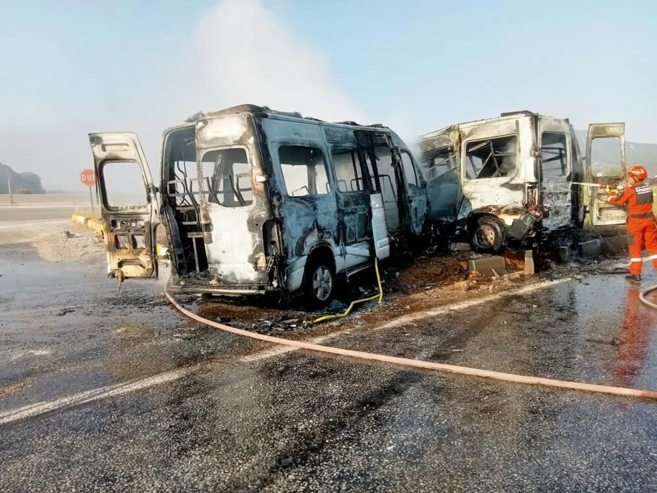 İki minibüs çarpıştı, 4’ü ağır 14 yaralı