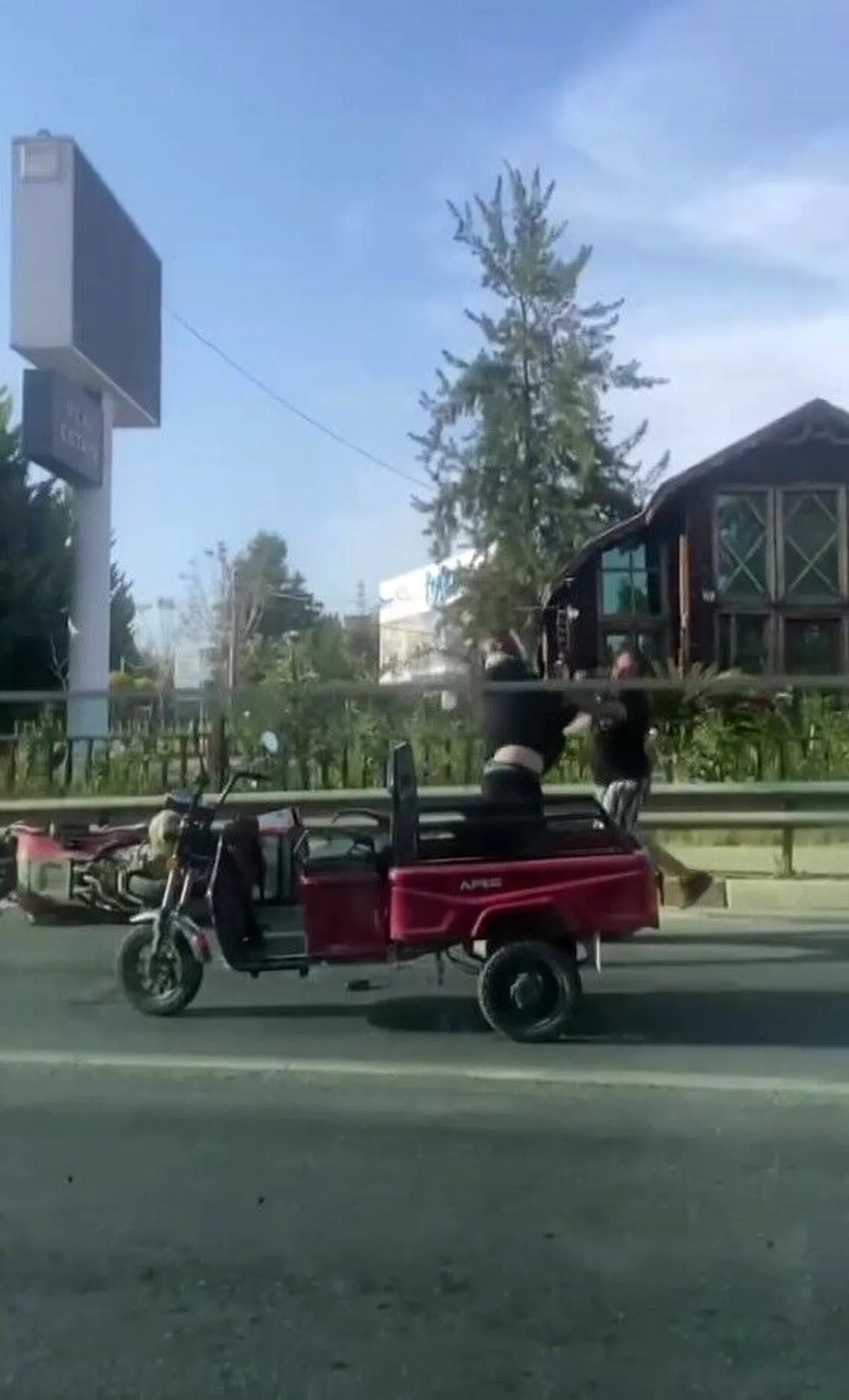 Araçlarını durdurup tekme tokat kavga ettiler