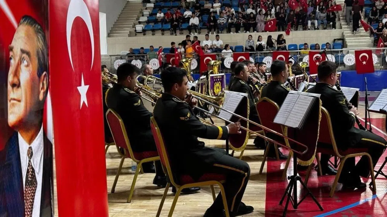 Askeri bando Hakkari'de konser verdi