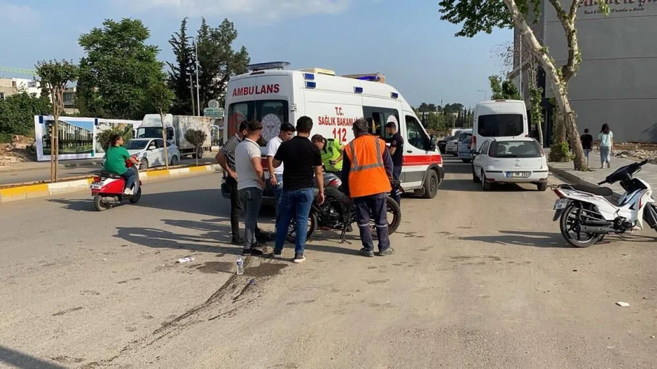 Motosiklet hafif ticari araçla çarpıştı: 2 yaralı