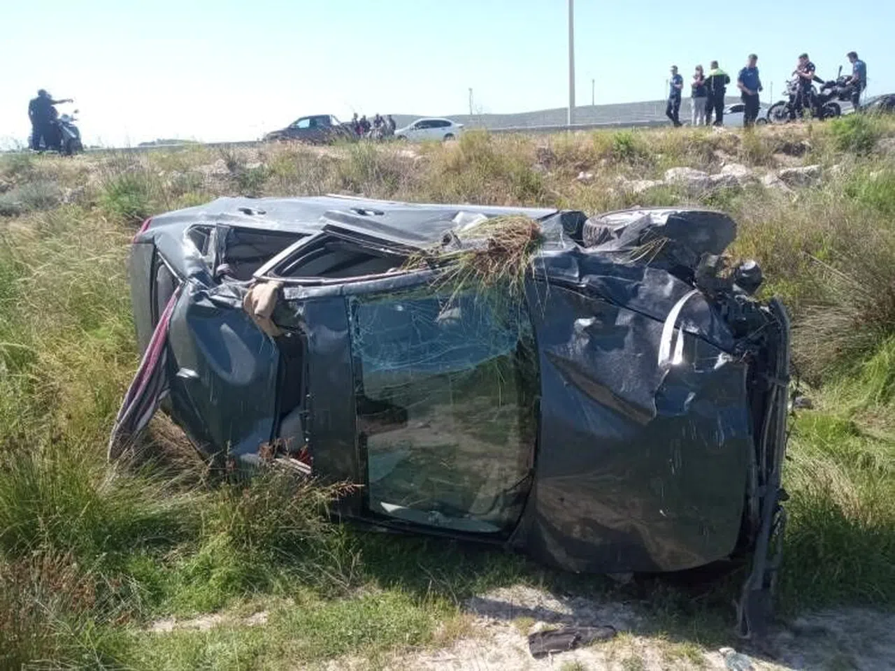 Karşı şeride geçen araç takla attı