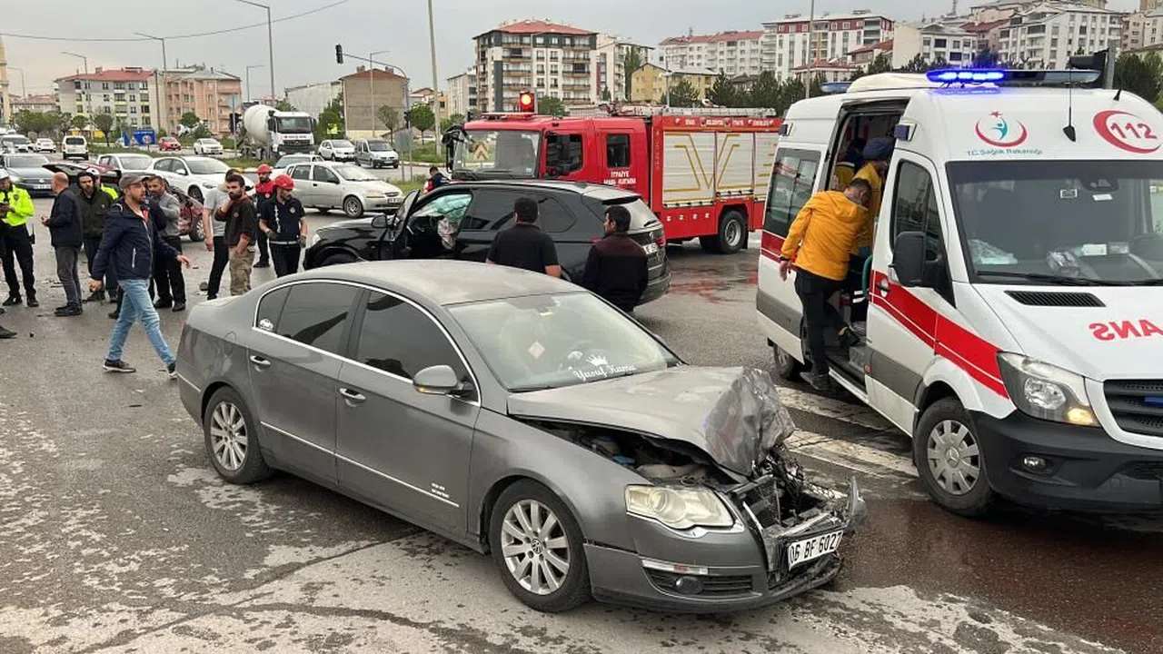 3 araç çarpıştı: 3 yaralı