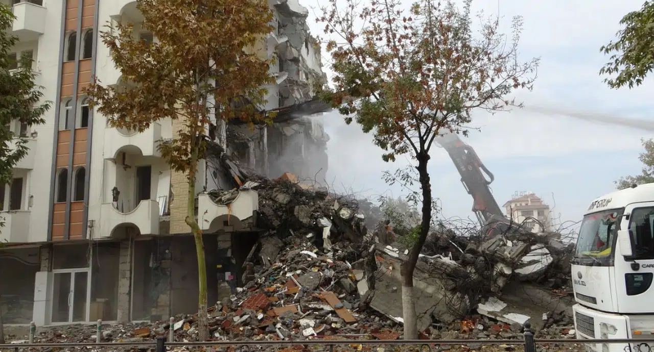 Kahramanmaraş’ta ağır hasarlı binaların yıkımı sürüyor
