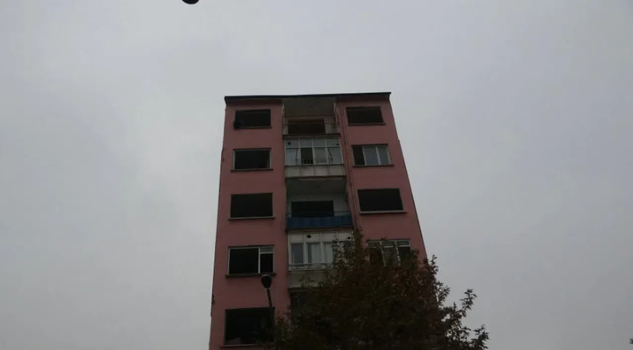 Ağır hasarlı binanın 6’ıncı katına çıkan genç polisi alarma geçirdi