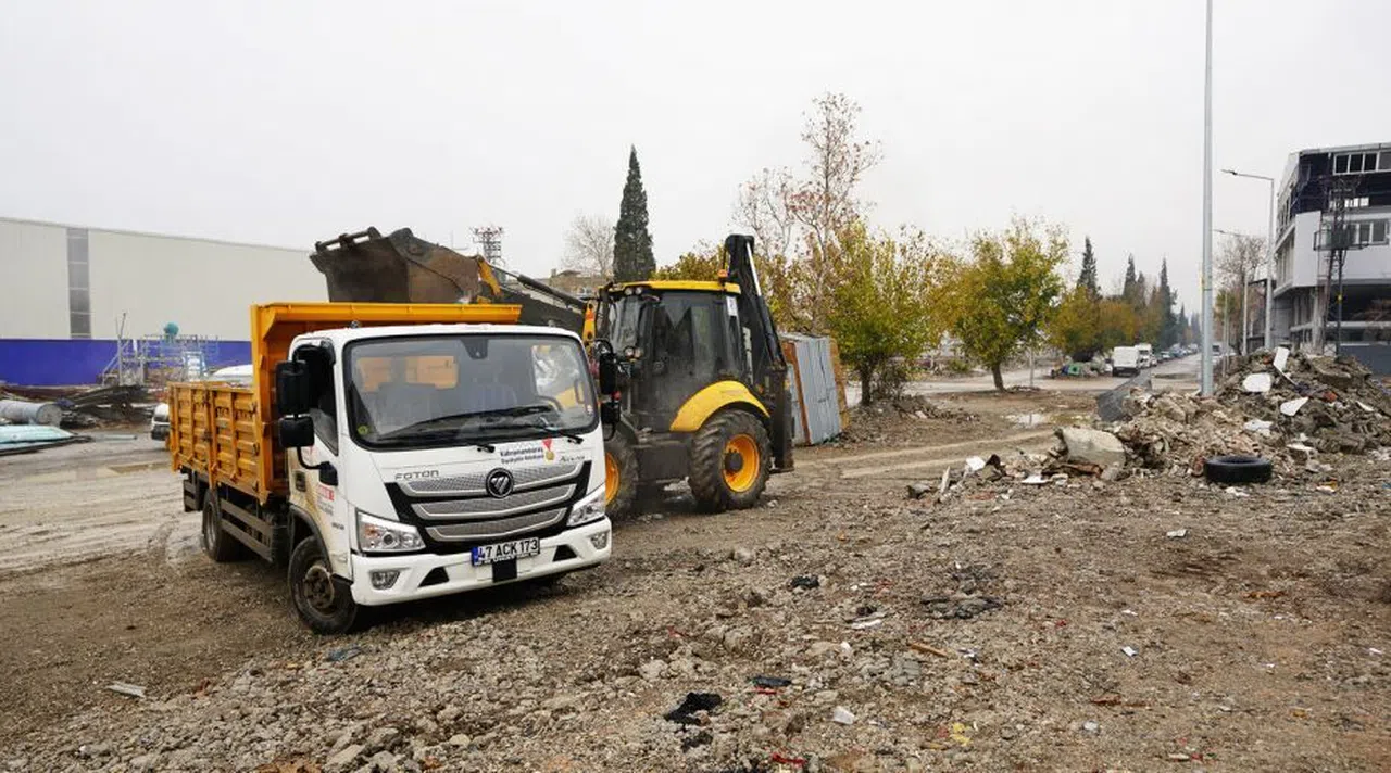 Odun Ambarları ve Küçük Sanayi Sitesi Hafriyat Atıklarından Temizleniyor