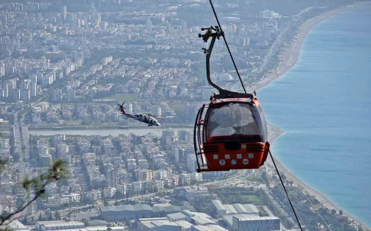 Havada asılı kalan teleferik kabinleri indirildi
