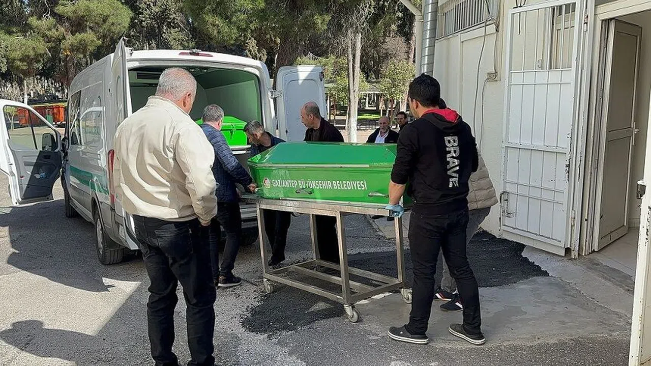 Otomobilin çarptığı motosikletteki genç hayatını kaybetti