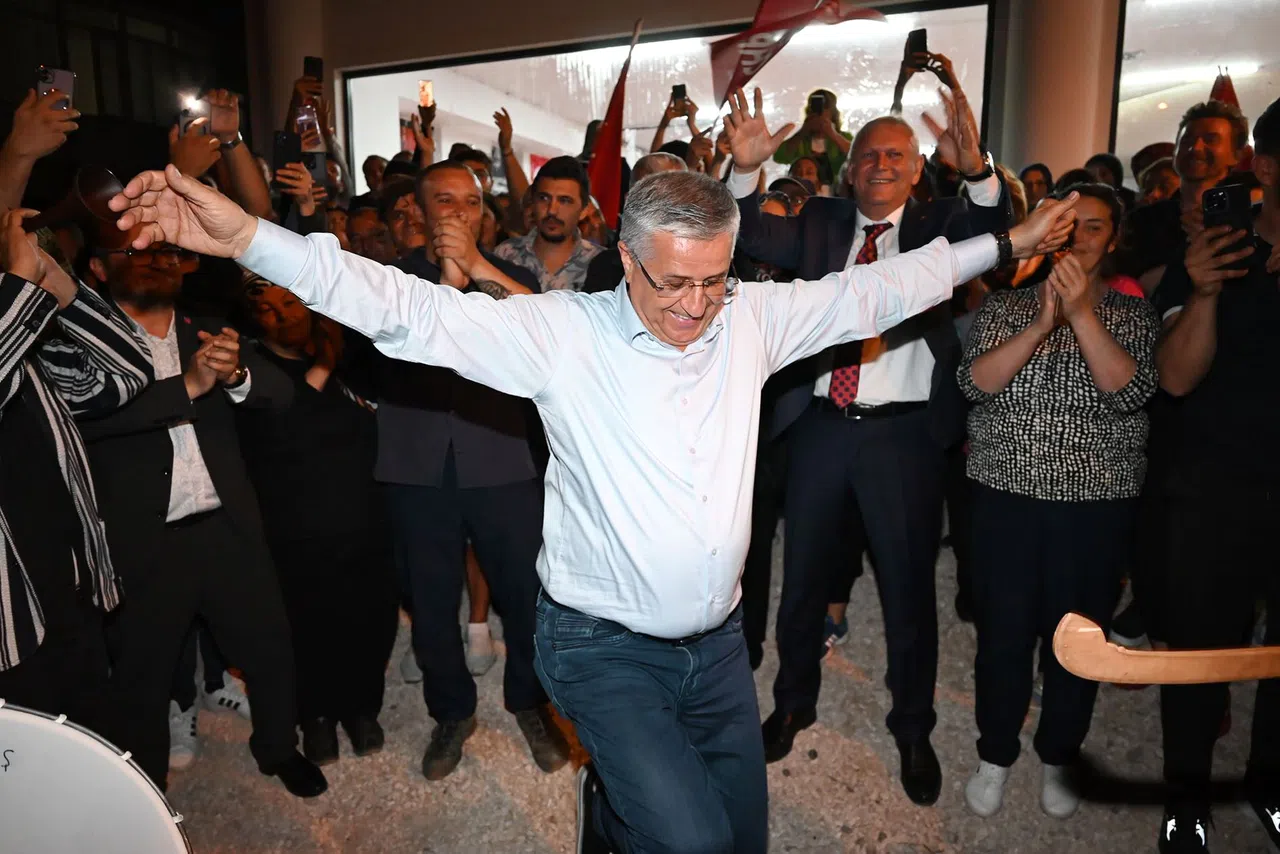 Zaferini kızı ile karşılıklı zeybek oynayarak kutladı