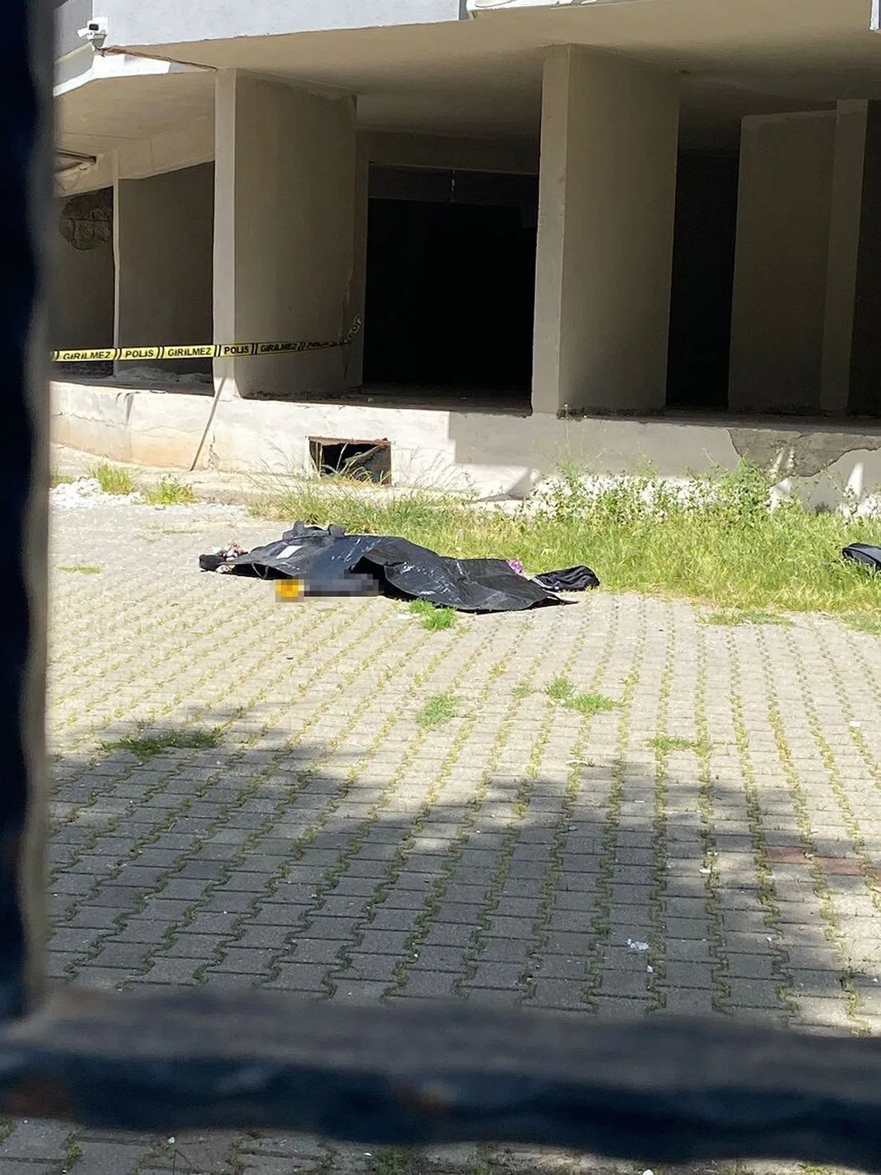 Hasarlı binaya giren hırsız, düşerek öldü