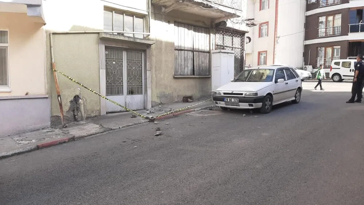 Kopan taş parçaları otomobilde hasara neden oldu
