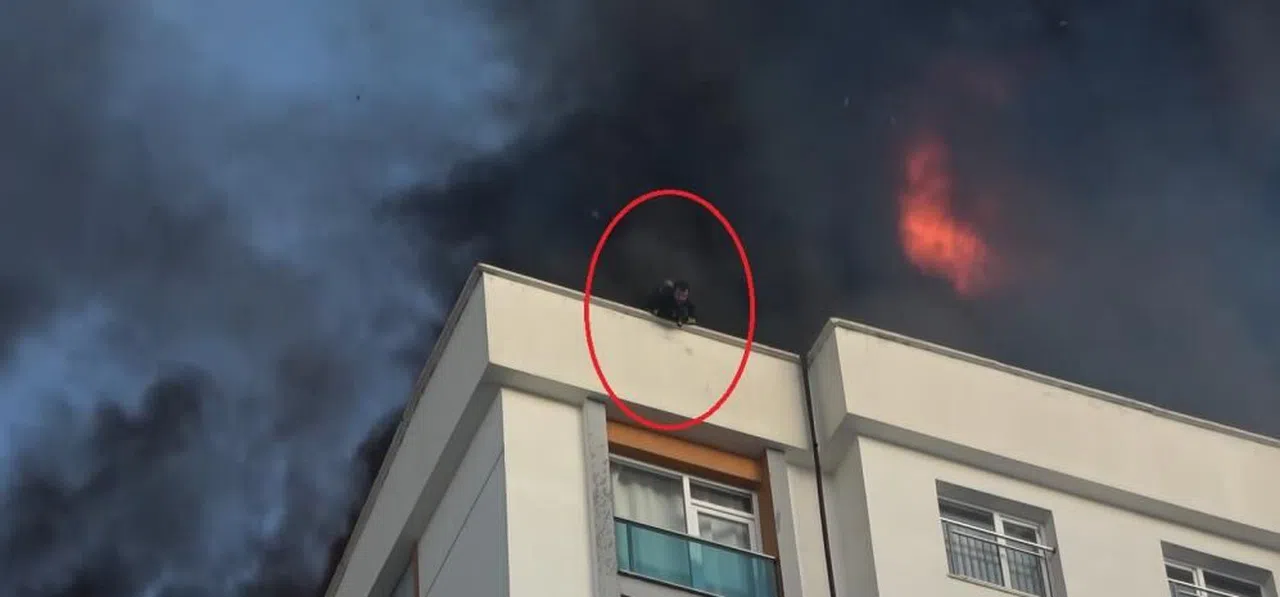 Alevler arasında kalan itfaiye eri korkuttu