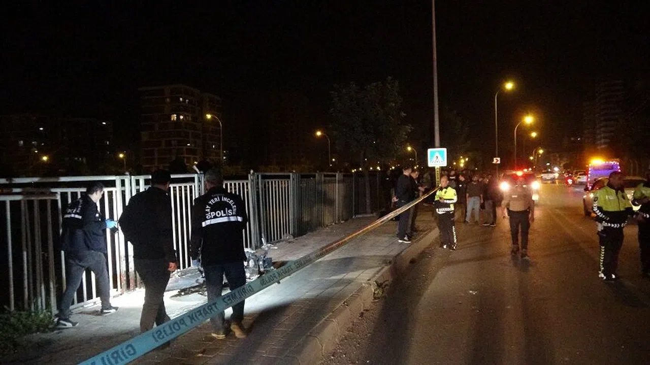Kontrolden çıkan motosiklet kaldırıma çarpıp sürüklendi: 2 ölü  