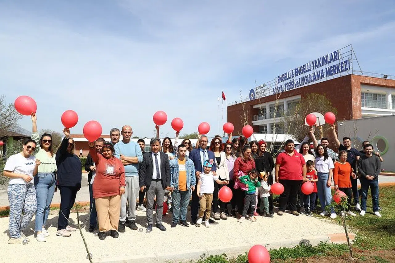 Özel bireyler ağaç dikip can suyunu verdi    