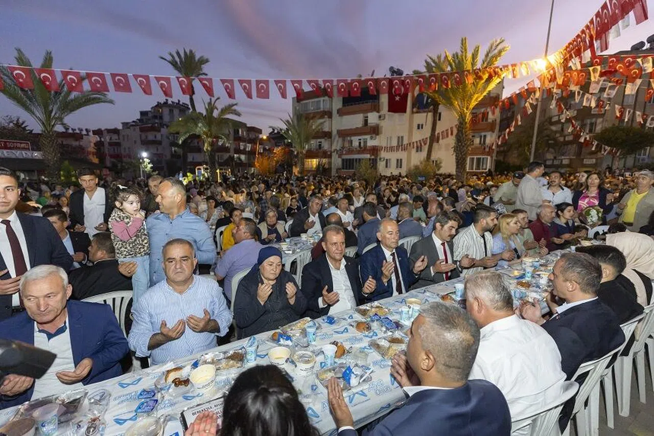 Anamur'da vatandaşlarla iftarda bir araya geldi  