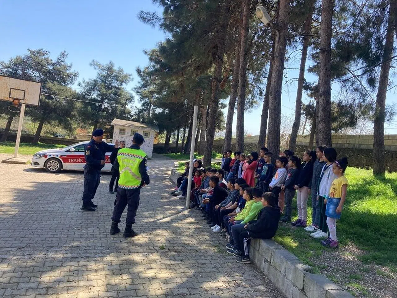 Jandarmadan ilkokul öğrencilerine temel trafik eğitimi  
