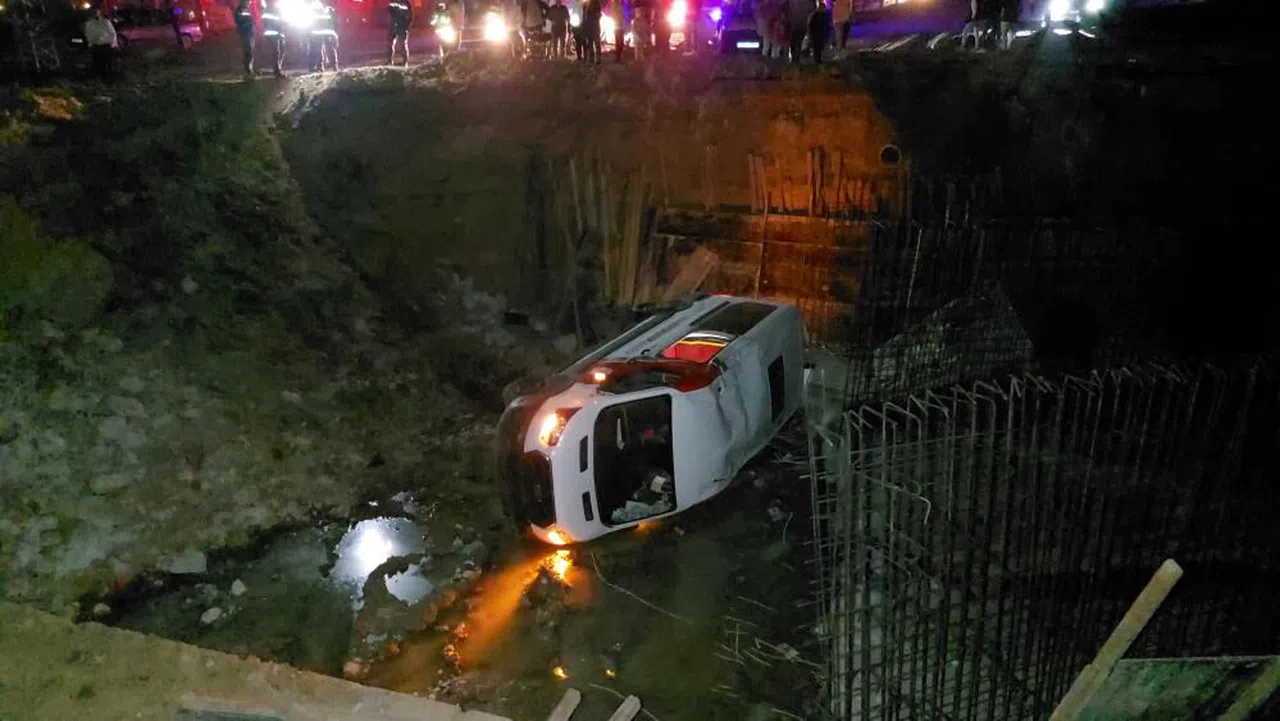 Minibüs çukura düştü: 2 yaralı