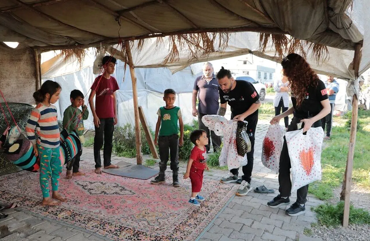 Dezavantajlı binlerce çocuğa bayramlık kıyafet dağıtıldı  