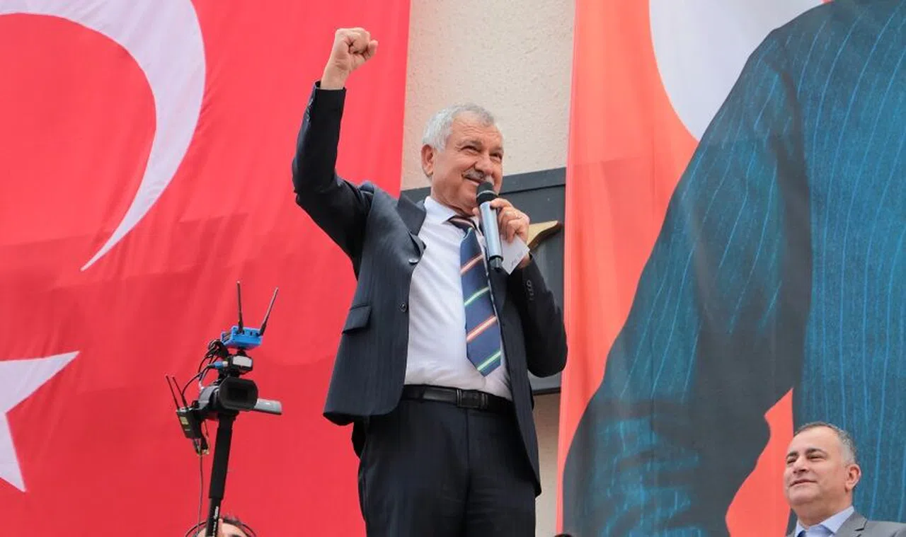 Yeniden seçilen Zeydan Karalar, mazbatasını aldı  